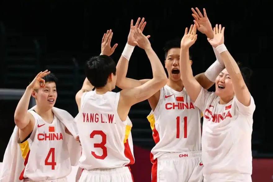 懂球帝 NBA新赛季前瞻：空间型五号位与换防体系，正在改写半场进攻的解法